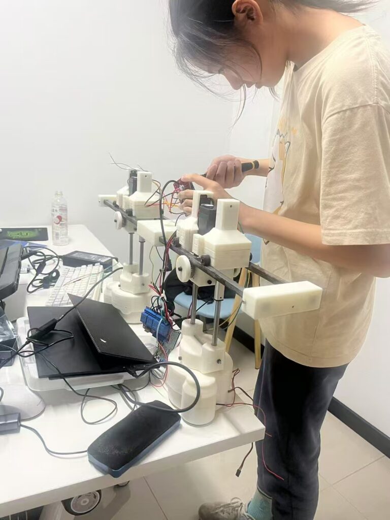 妹妹在帮他装机器人